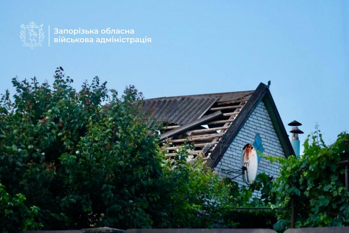 Завдали чотири удари - внаслідок нічного обстрілу росіян Запоріжжя та Запорізького району пошкоджено будинки та підприємство (фото, відео)
