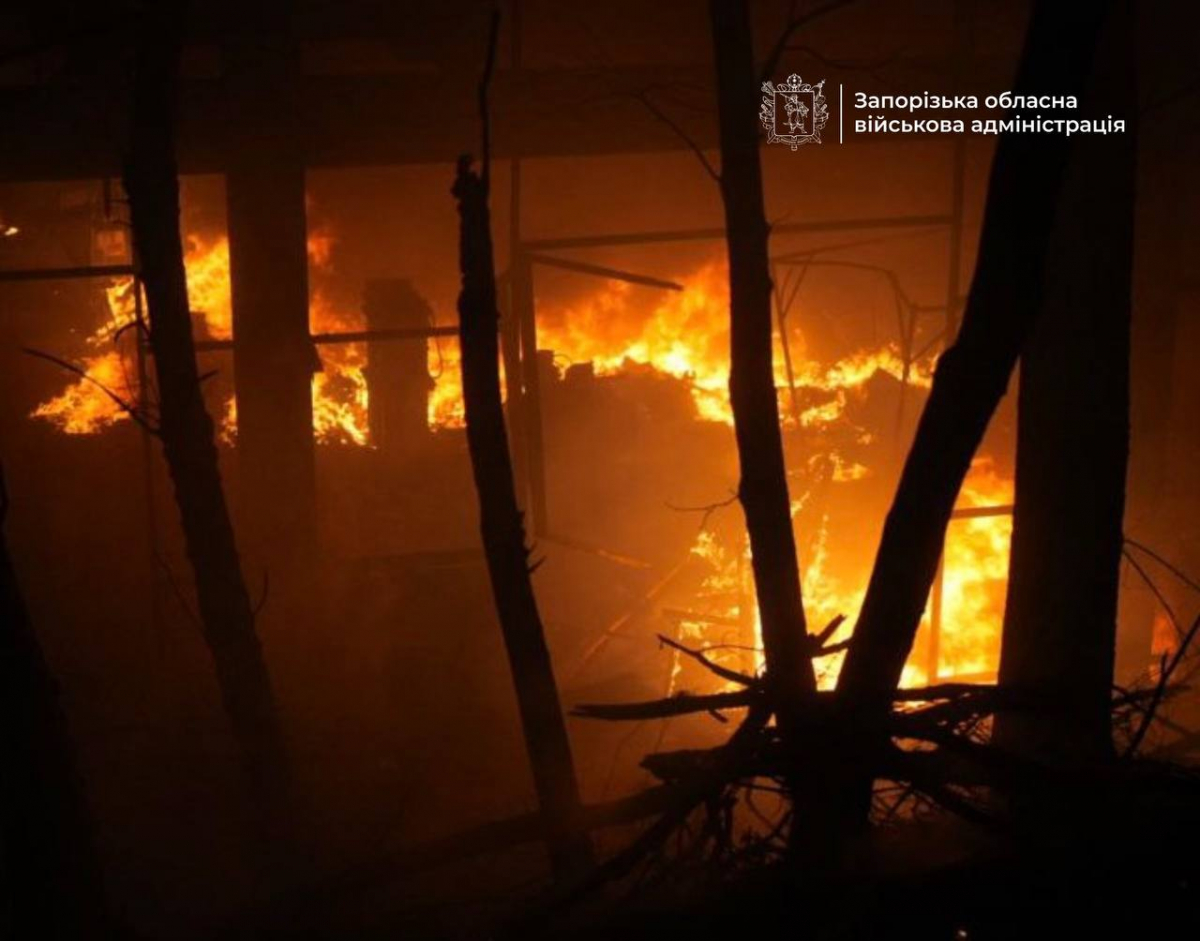 Завдали чотири удари - внаслідок нічного обстрілу росіян Запоріжжя та Запорізького району пошкоджено будинки та підприємство (фото, відео)