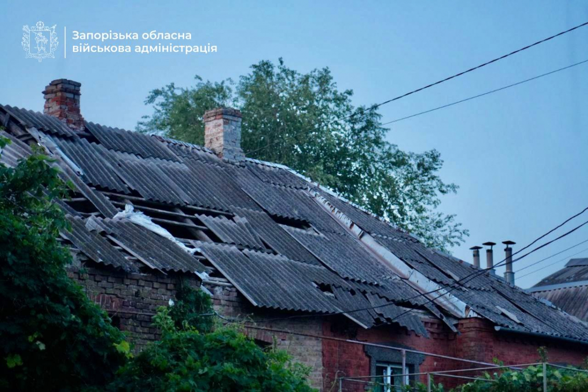 Завдали чотири удари - внаслідок нічного обстрілу росіян Запоріжжя та Запорізького району пошкоджено будинки та підприємство (фото, відео)