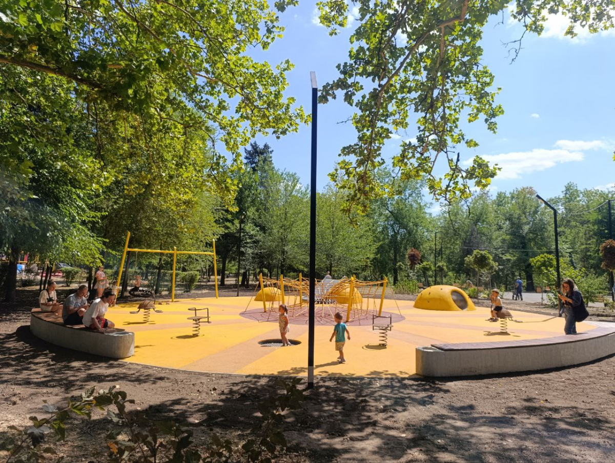 Довгоочікувані зміни - у парку на правому березі Запоріжжя відкрили сучасний дитячий майданчик (фото)