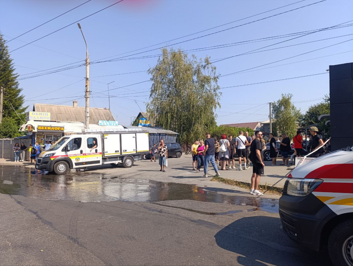 "Дуже багато крові і сліз" - запоріжці розповіли про наслідки ранкового обстрілу (відео)