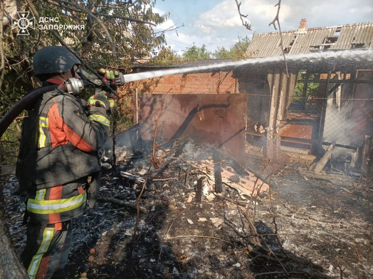Горіли житлові будинки - внаслідок ворожого обстрілу в Оріхові сталась масштабна пожежа - фото