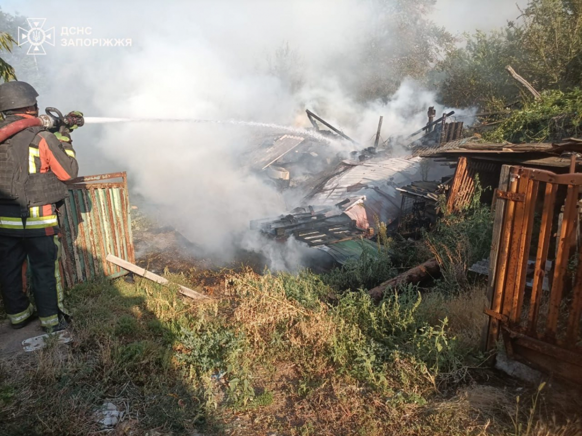 Горіли житлові будинки - внаслідок ворожого обстрілу в Оріхові сталась масштабна пожежа - фото