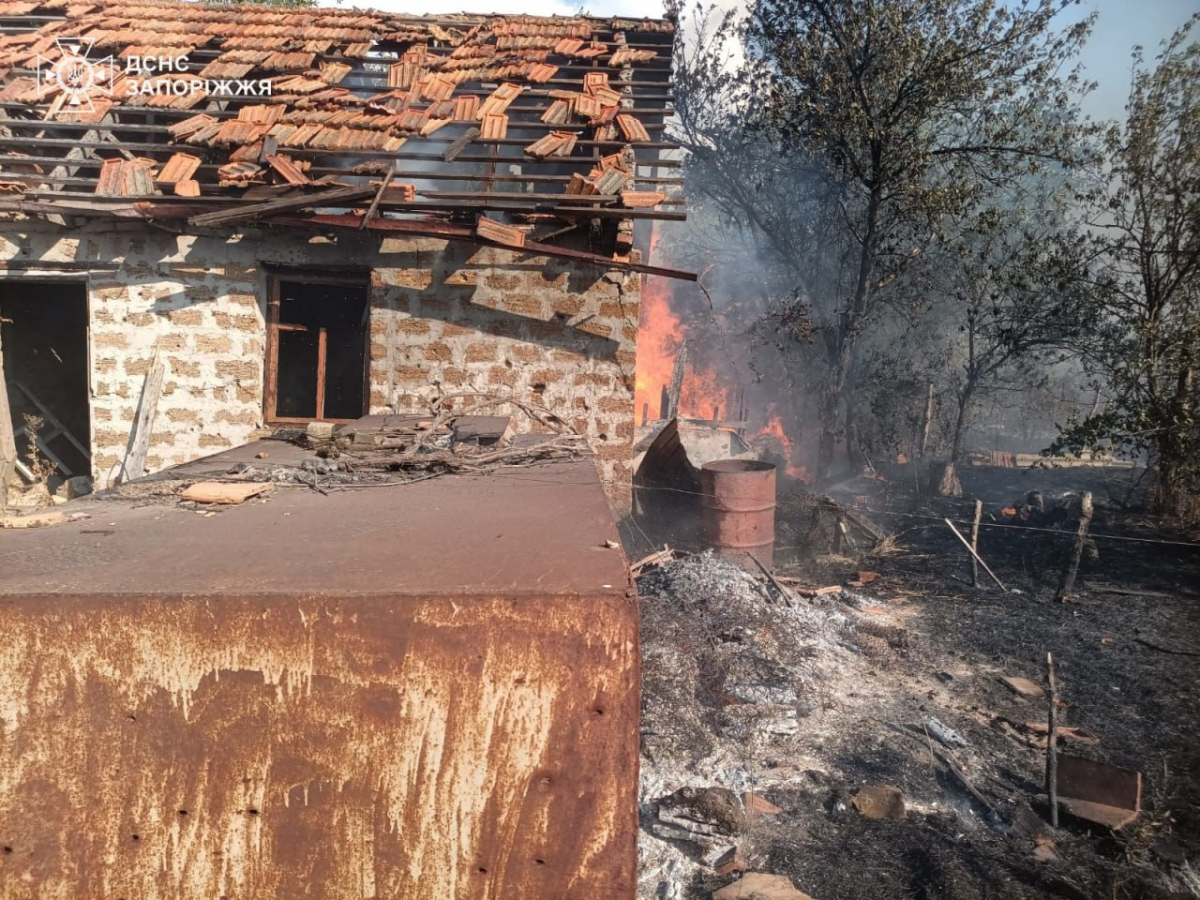Горіли житлові будинки - внаслідок ворожого обстрілу в Оріхові сталась масштабна пожежа - фото