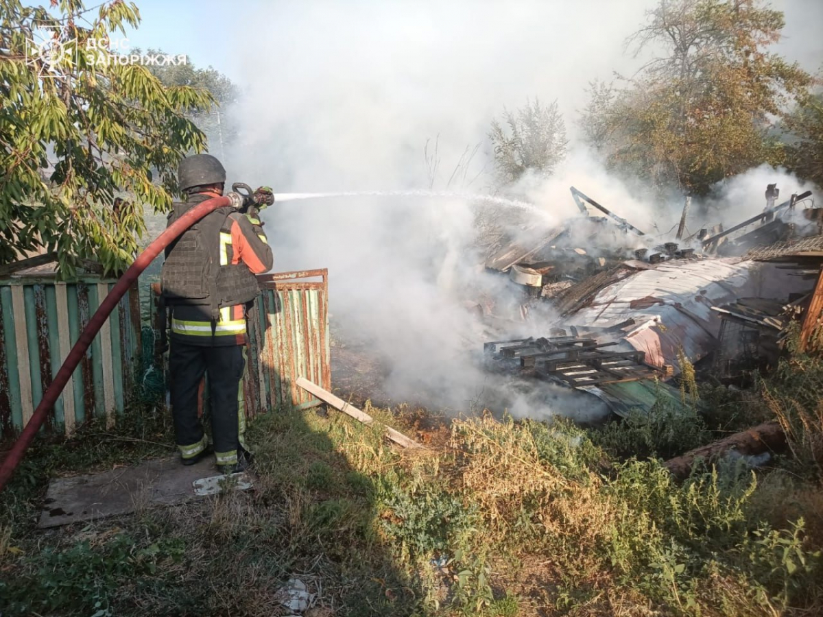 Горіли житлові будинки - внаслідок ворожого обстрілу в Оріхові сталась масштабна пожежа - фото
