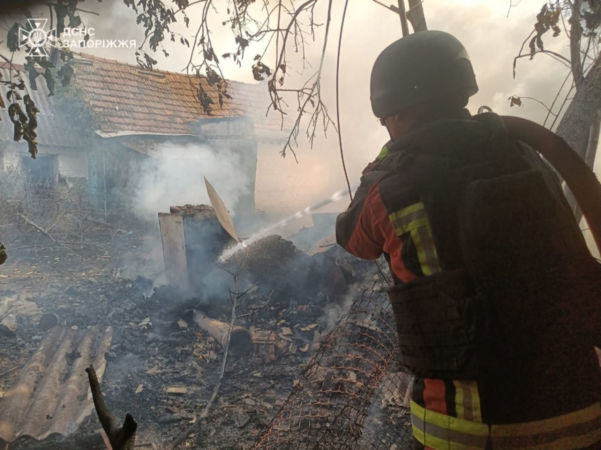 Горіли житлові будинки - внаслідок ворожого обстрілу в Оріхові сталась масштабна пожежа - фото