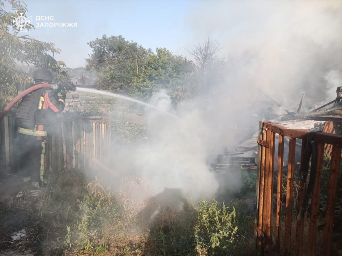 Горіли житлові будинки - внаслідок ворожого обстрілу в Оріхові сталась масштабна пожежа - фото