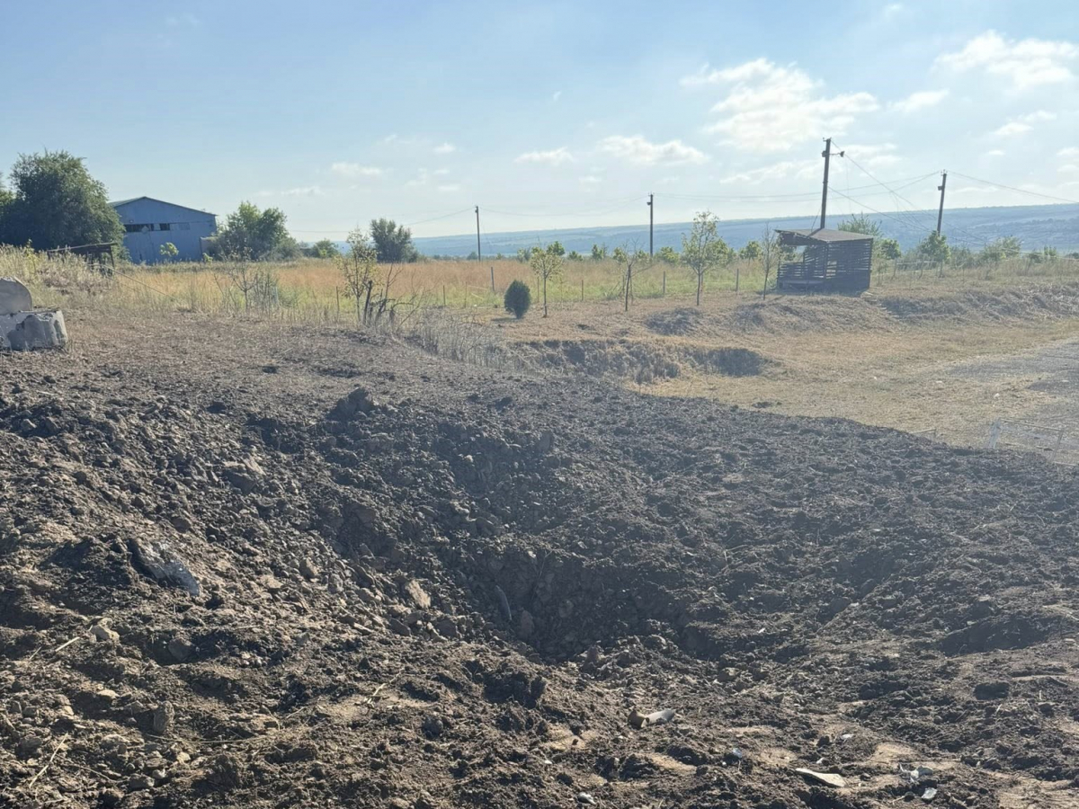 "КАБи летять і летять. Це не життя" - родина з трьома дітьми прийняла рішення виїхати з селища під Запоріжжям (відео)