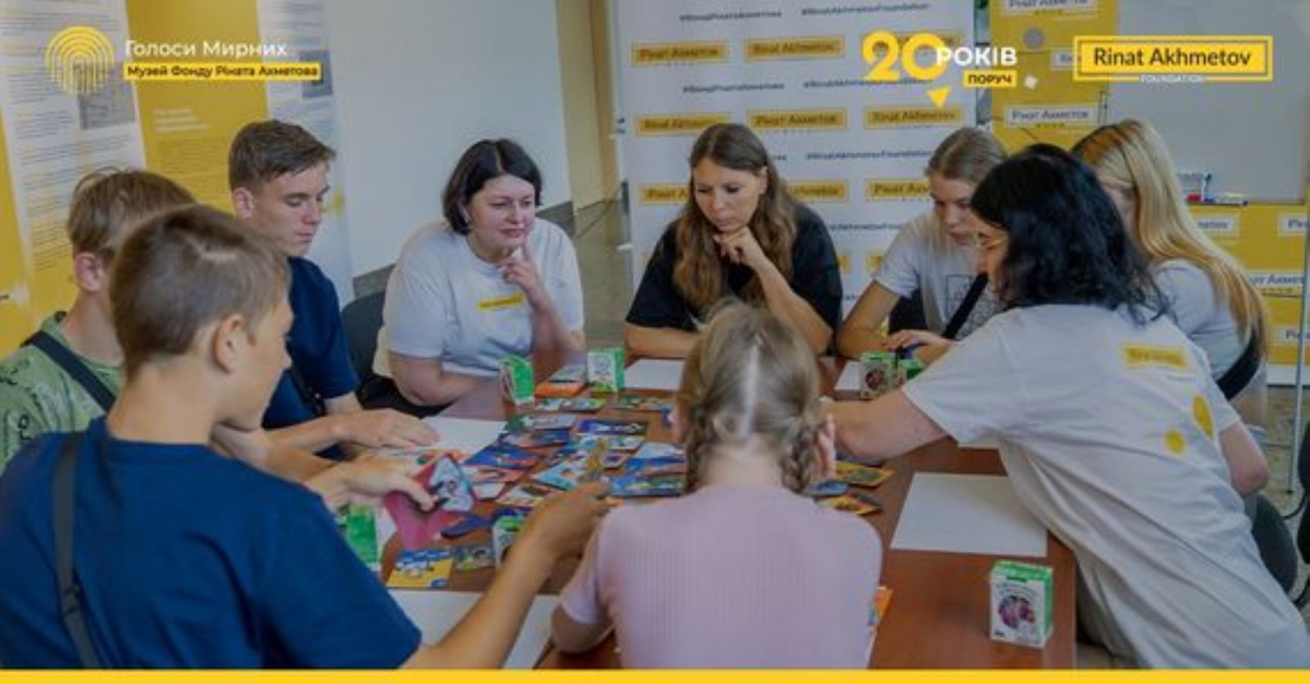 «Мовлення без слів»: Фонд Ріната Ахметова провів сеанс арттерапії для дітей, повернених із депортації