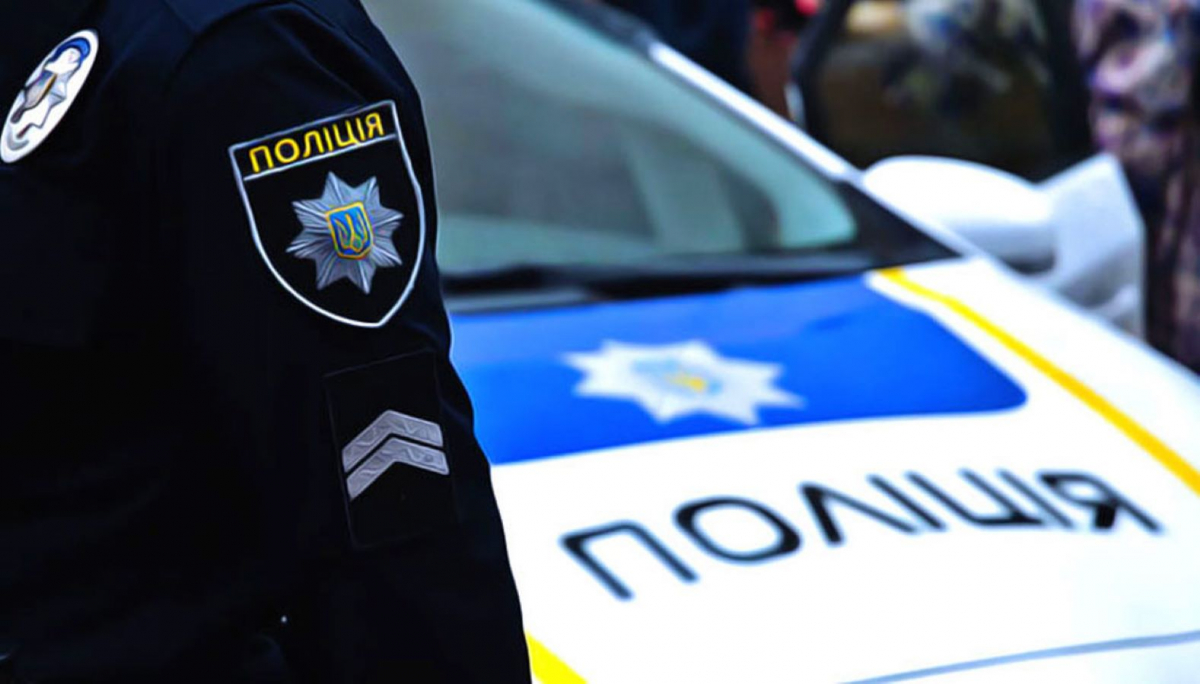 На узбіччі дороги в Запорізькому районі знайшли непритомну людину - поліція розшукує родичів і знайомих (фото)