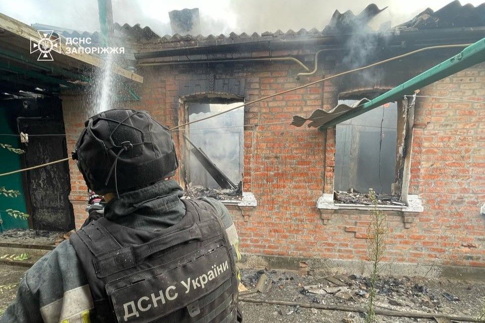 Надзвичайники врятували чоловіка з вогню – у Запорізькому районі російські обстріли спричинили масштабні пожежі (фото)