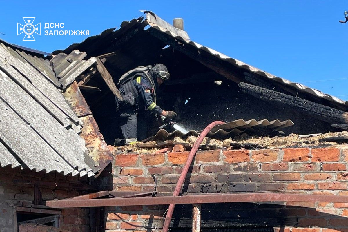 Надзвичайники врятували чоловіка з вогню – у Запорізькому районі російські обстріли спричинили масштабні пожежі (фото)