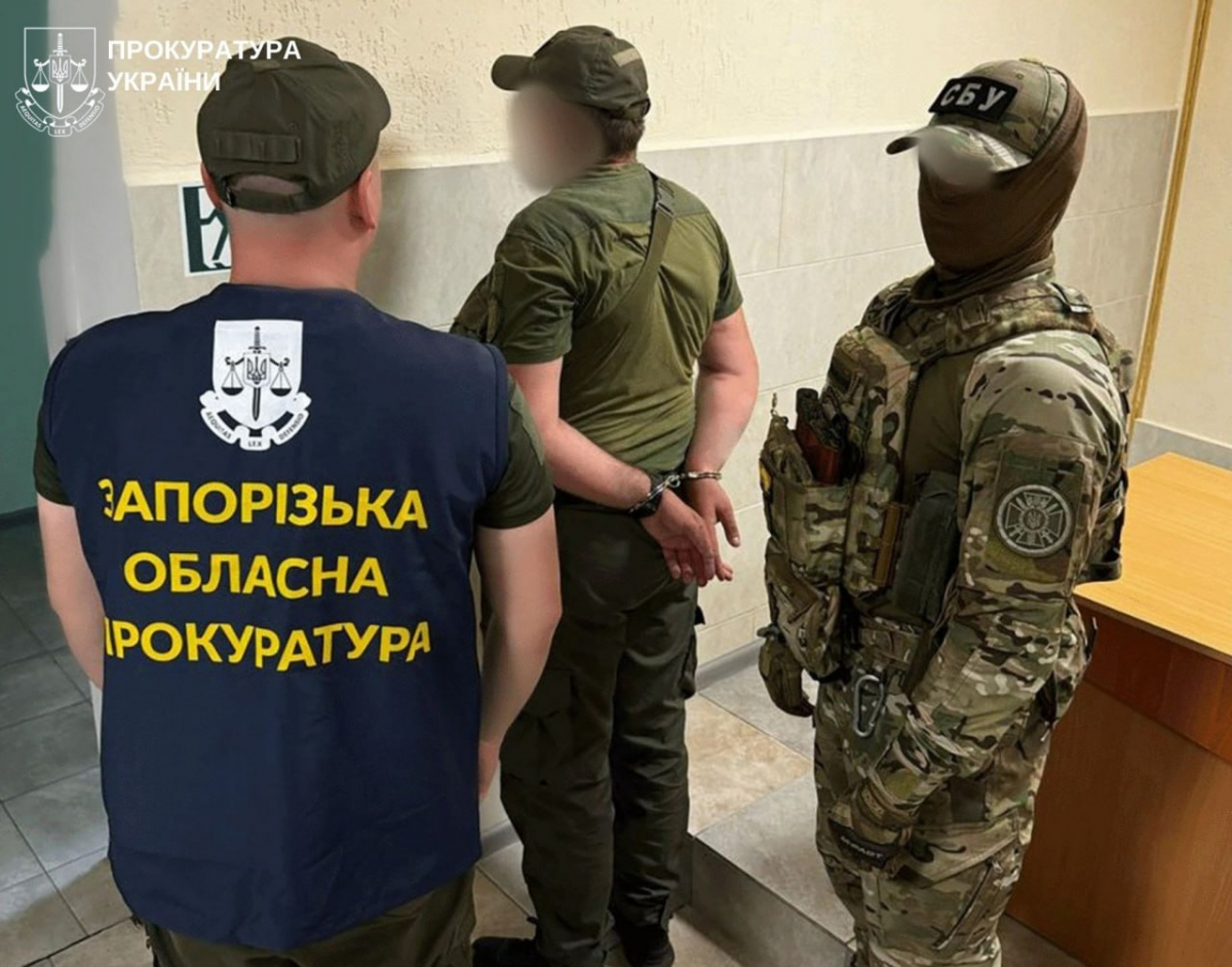 Оплата за “послуги” йшла на картку дружини - у колонії на Запоріжжі інспектор торгував наркотиками і телефонами (фото)