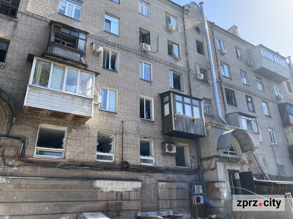 Під час ворожого обстрілу Запоріжжя 30 серпня постраждали фотоклуб і художній салон - ексклюзивні фото