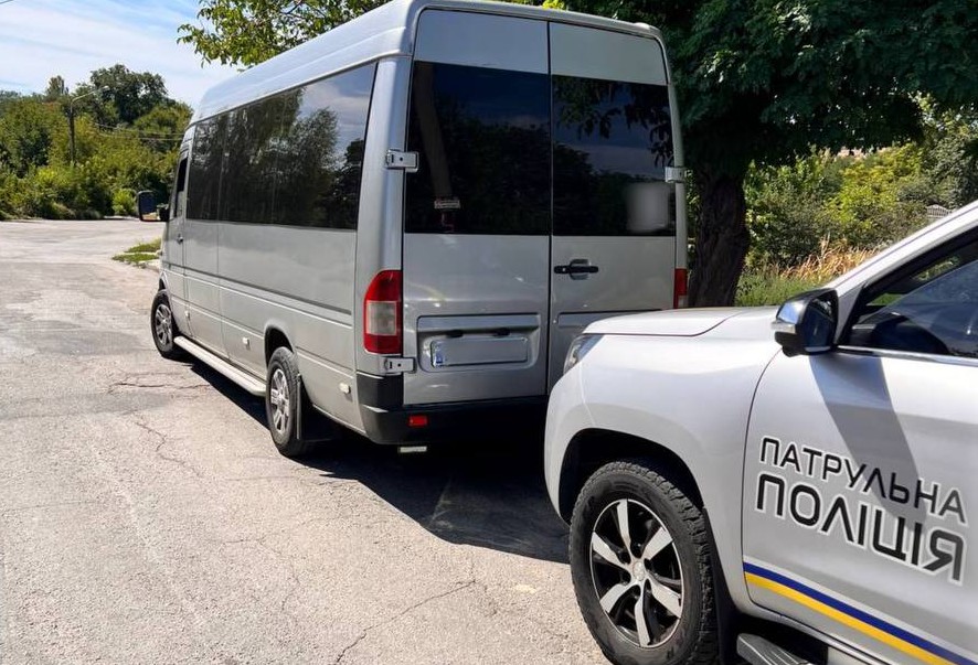 Підрізала на швидкості – у Запоріжжі маршрутка ледь не спричинила аварію (фото, відео)