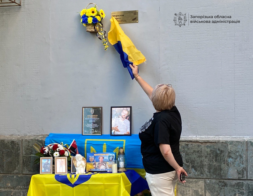 Пішов добровольцем на останнє завдання – у Запоріжжі морпіху відкрили меморіальну дошку (фото)