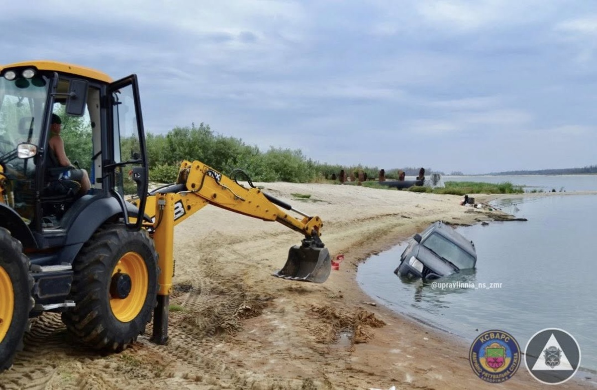 Позашляховик у воді - у Запоріжжі сталася несподівана пригода на річці Дніпро (фото)