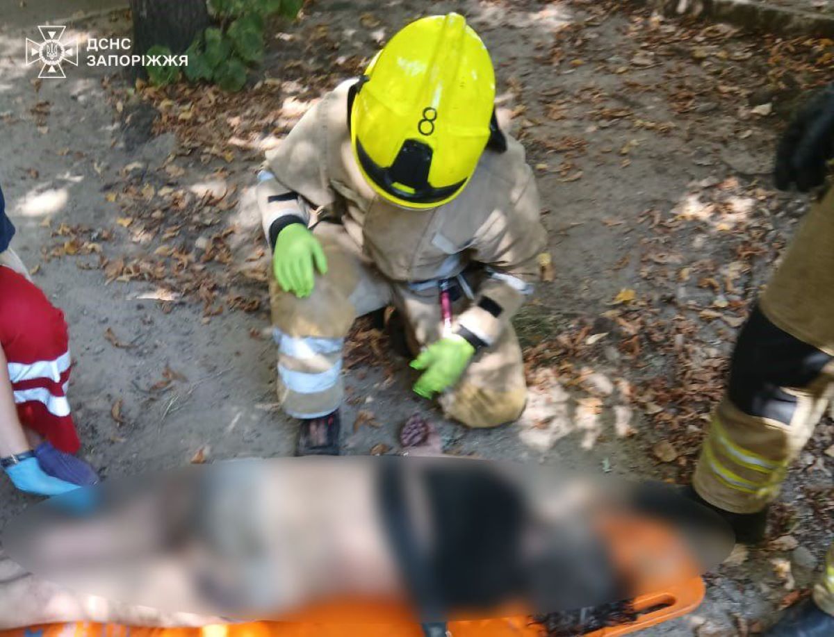 У Запоріжжі горіла квартира у багатоповерхівці - з пожежі винесли жінку