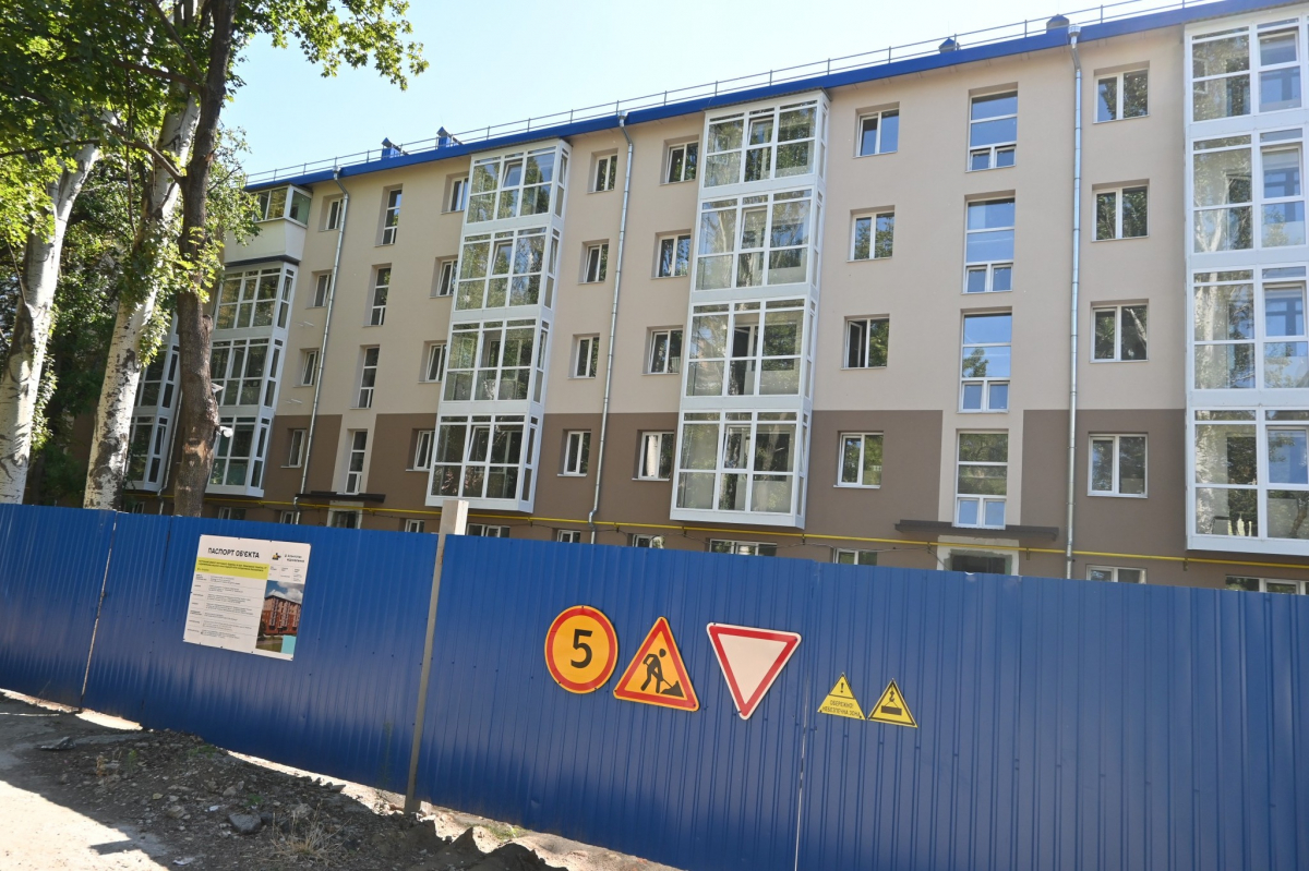 Утеплюють фасад та оздоблюють квартири - як просувається капремонт ремонт будинку по вулиці Незалежної України в Запоріжжі (фото)