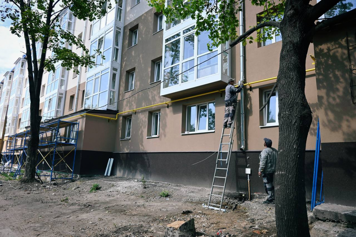 Утеплюють фасад та оздоблюють квартири - як просувається капремонт ремонт будинку по вулиці Незалежної України в Запоріжжі (фото)