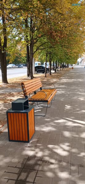 В центрі Запоріжжя встановили нові лавки та урни для зручності містян