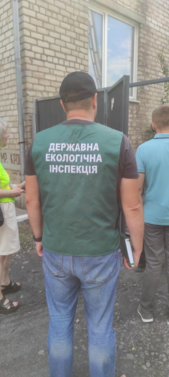 В одному з районів Запоріжжя шукали джерело смороду - екологи провели перевірку підприємства (фото)