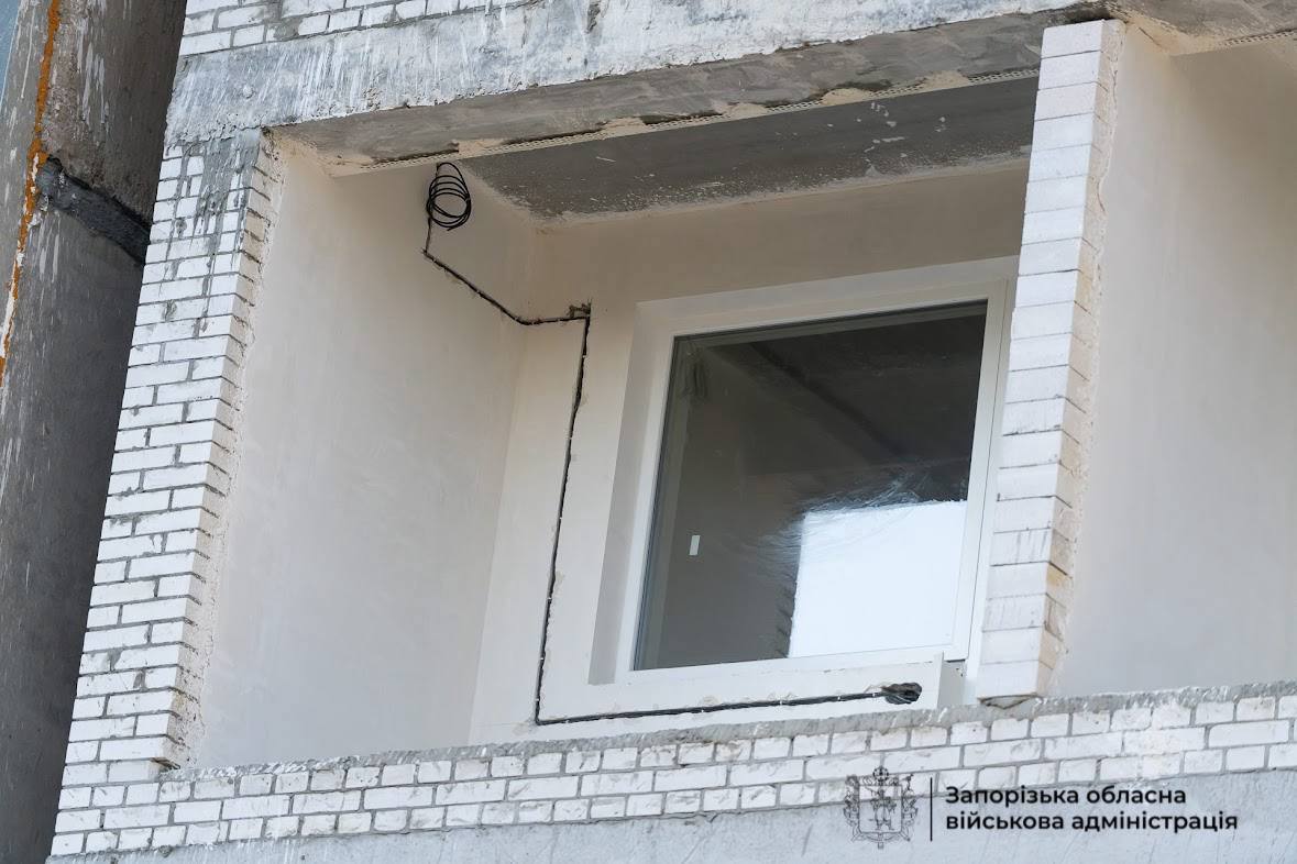 Відновили вісім поверхів з дев'яти - в Запоріжжі половина будівельних робіт у будинку на Запорізькій завершена (фото)