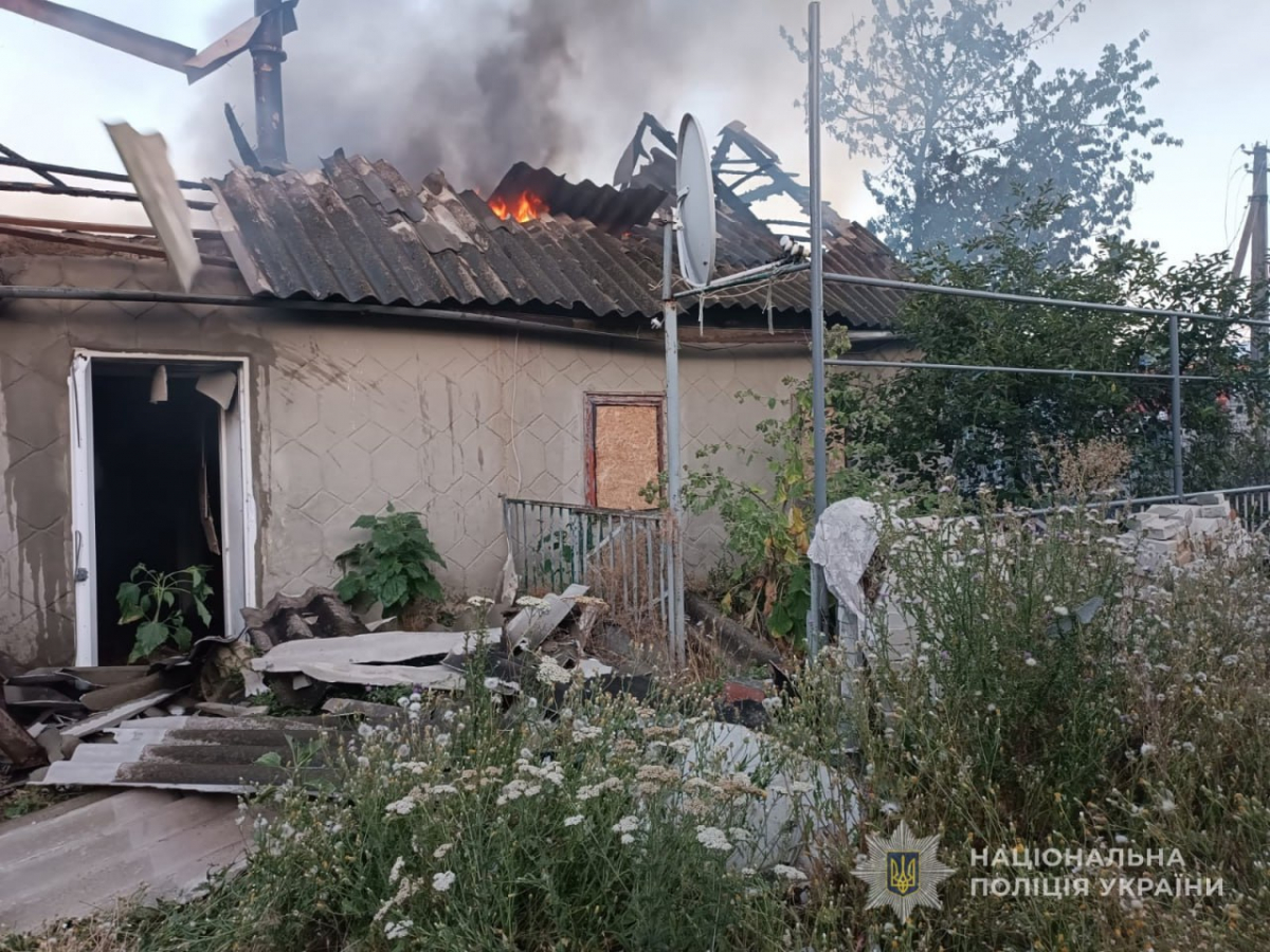 Влучили у школу та амбулаторію – внаслідок удару росіян у селі Запорізького району постраждали чоловік та жінка (фото, відео)