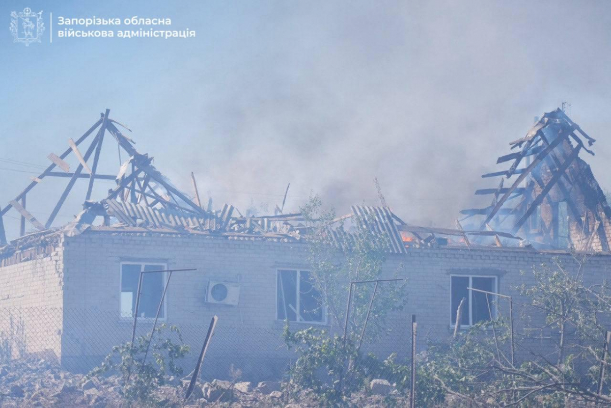 Влучили у школу та амбулаторію – внаслідок удару росіян у селі Запорізького району постраждали чоловік та жінка (фото, відео)