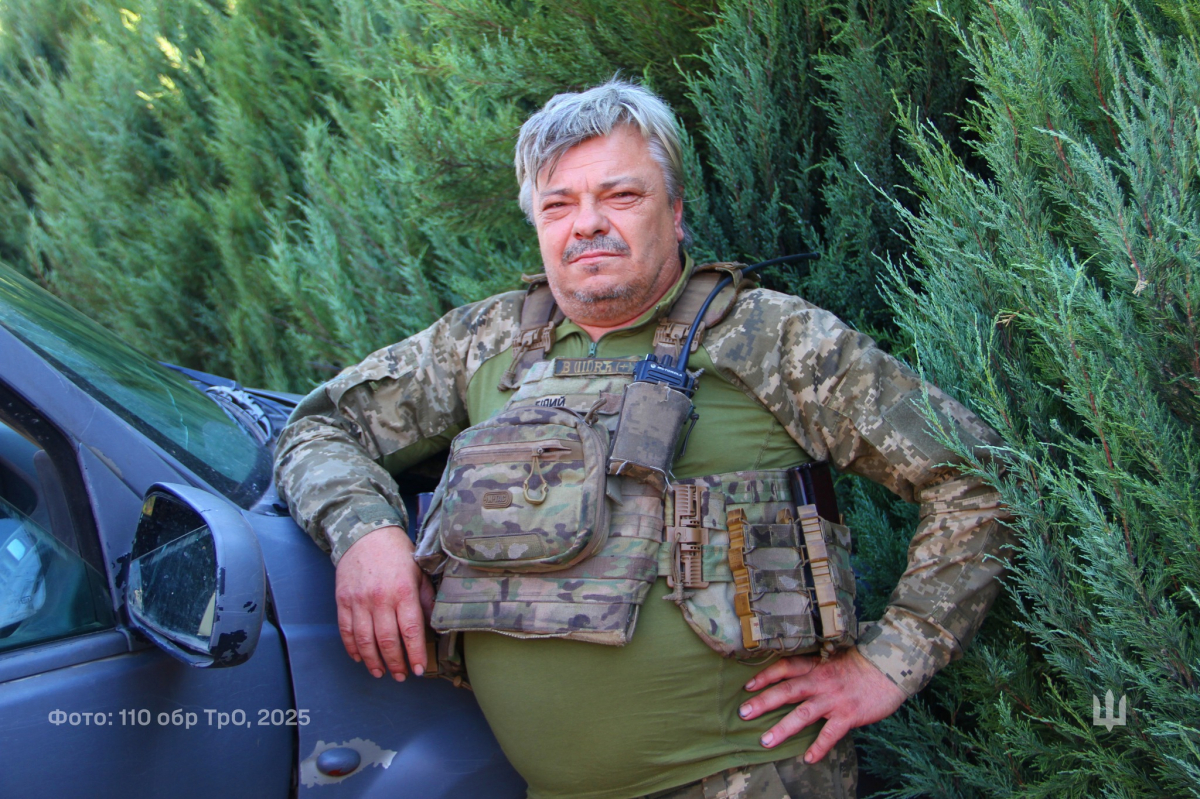 Водій запорізької бригади ТрО приїхав на війну на двоповерховому автобусі та врятувався від ПТУР завдяки загубленому телефону (фото)