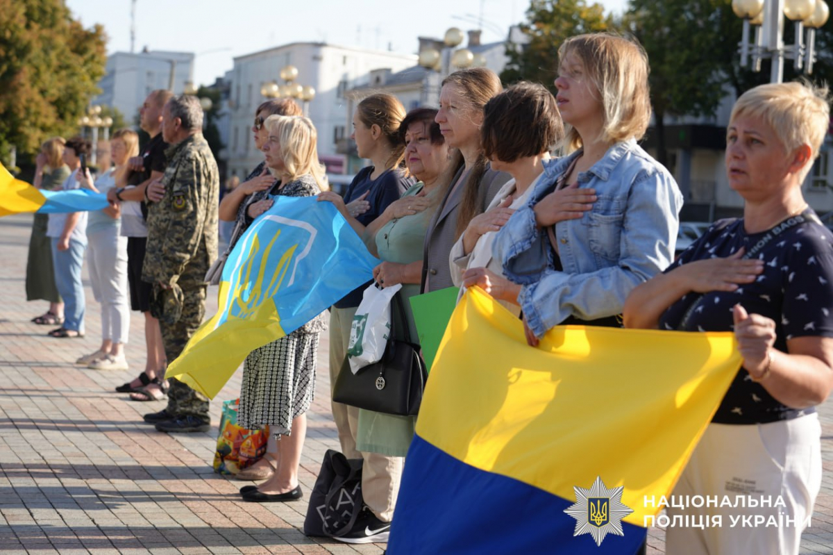 Вшанували полеглих воїнів – у центрі Запоріжжя пролунав особливий сигнал тиші (фото, відео)