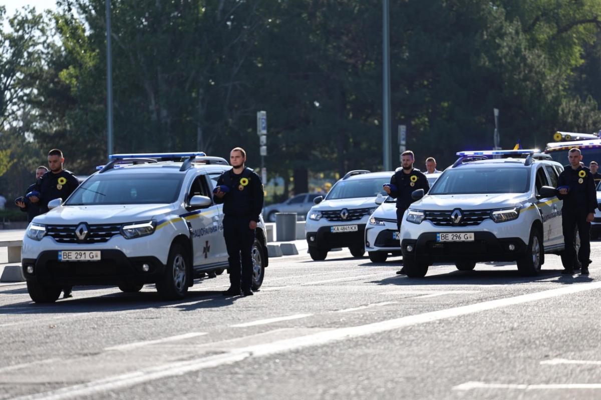 Вшанували полеглих воїнів – у центрі Запоріжжя пролунав особливий сигнал тиші (фото, відео)