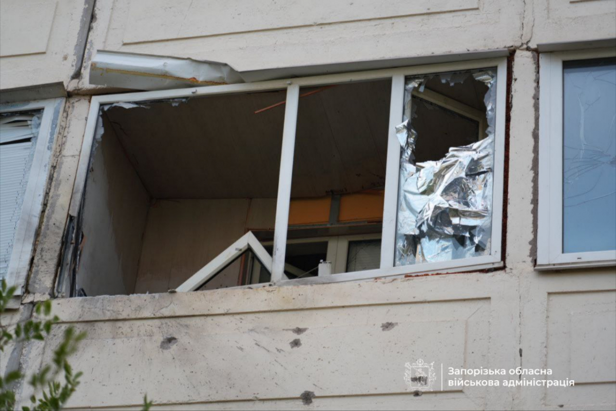 Дрон вдарив по багатоповерхівці – у Запоріжжі подружжя постраждало від російської атаки (фото, відео)