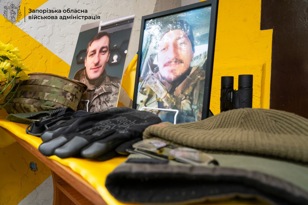 «Дуже важко без нього жити» - у Запоріжжі відкрили меморіальну табличку на честь загиблого Героя Олександра Докукіна (фото)