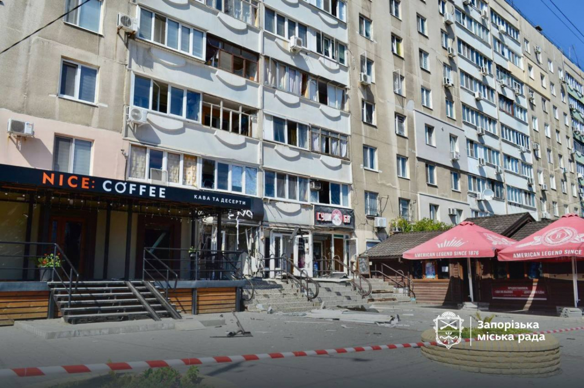 "Ми до підлоги й він одразу вибухнув" - мешканці розповіли про атаку російського дрона по Запоріжжю (фото, відео)