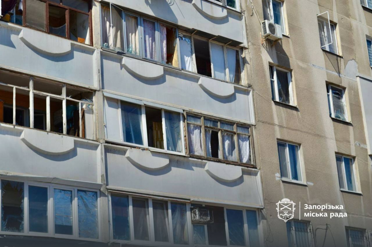 "Ми до підлоги й він одразу вибухнув" - мешканці розповіли про атаку російського дрона по Запоріжжю (фото, відео)