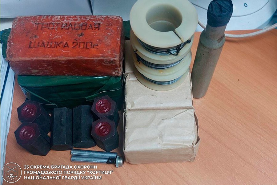 Ніс повний рюкзак боєприпасів - у Запоріжжі чоловік намагався ввезти зброю через блокпост (фото)