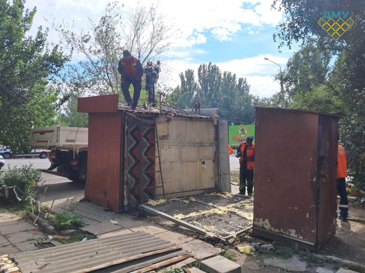Поїхав тралом з вулиці - у Запоріжжі прибрали кіоск, який встановили незаконно (фото)