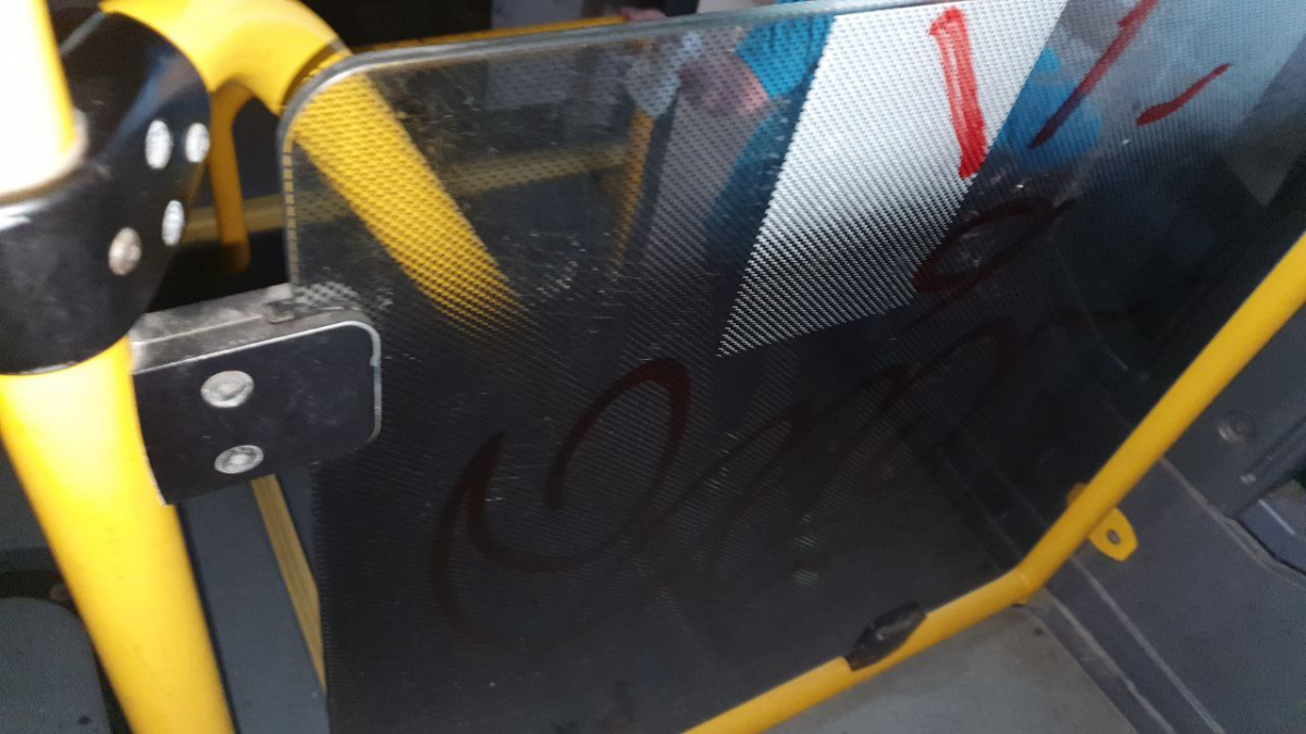 Розмалювали сидіння — у Запоріжжі автобус з нового маршруту став мішенню вандалів (фото)