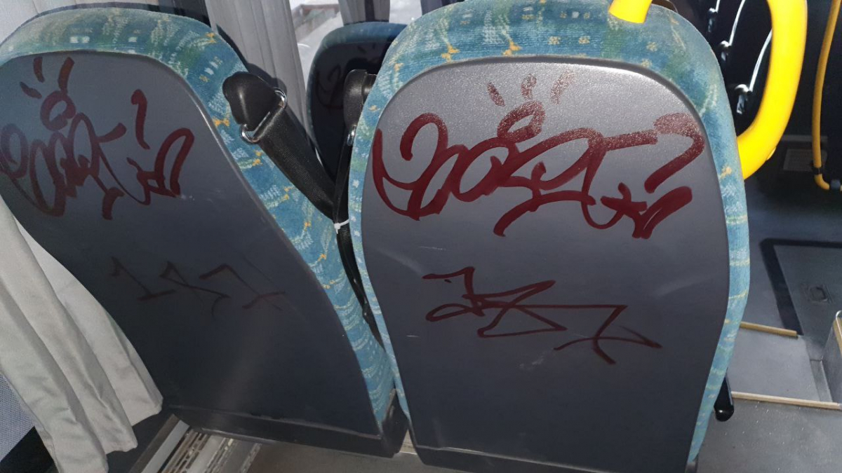 Розмалювали сидіння — у Запоріжжі автобус з нового маршруту став мішенню вандалів (фото)