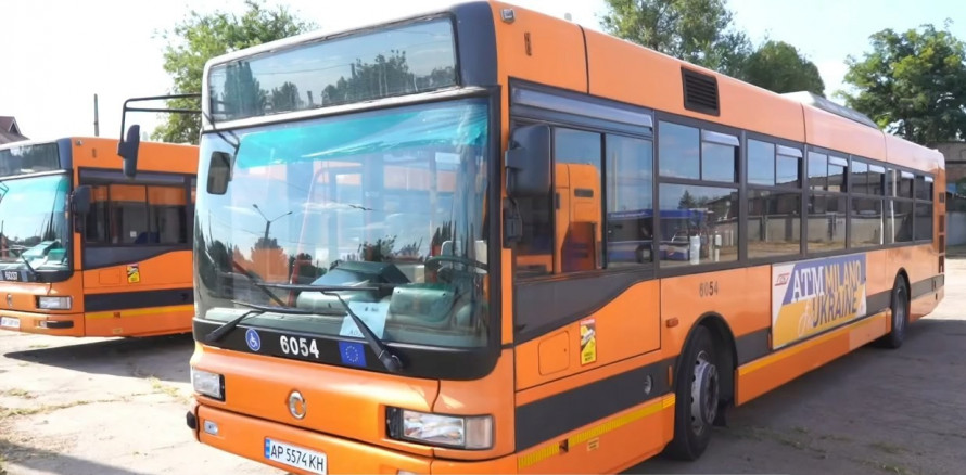 Транспорт з Італії вирушить на маршрути - в Запоріжжі ще шість автобусів готові до роботи (фото, відео)