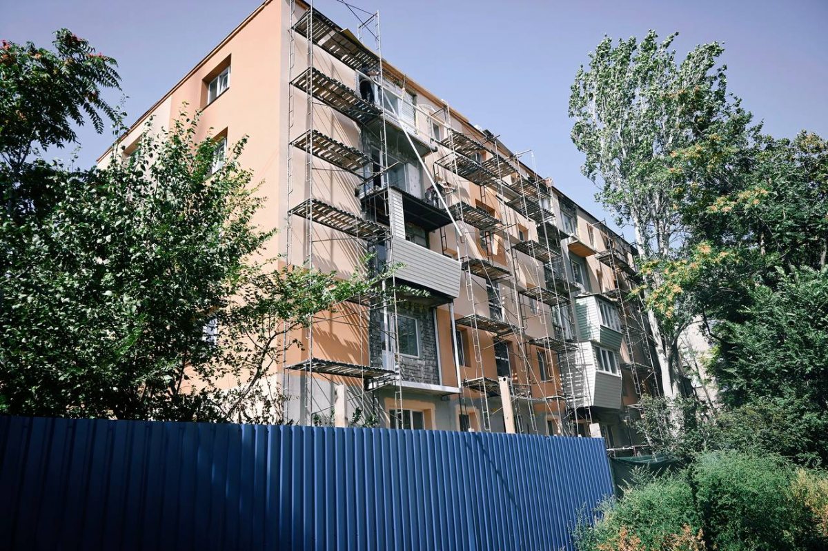 У Запоріжжі на Скіфській ремонтують двічі пошкоджений обстрілами будинок - що вже зроблено (фото)
