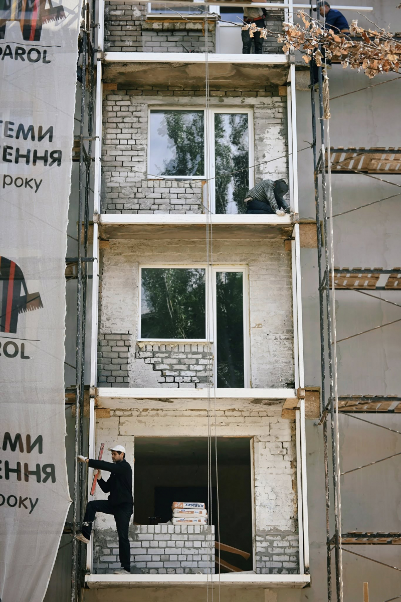 У Запоріжжі на Скіфській ремонтують двічі пошкоджений обстрілами будинок - що вже зроблено (фото)