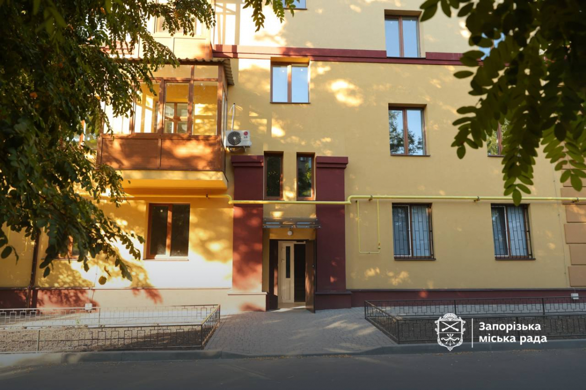 У Запоріжжі  на вулиці Сталеварів відновили будинок, зруйнований ворожим ударом у 2022 році