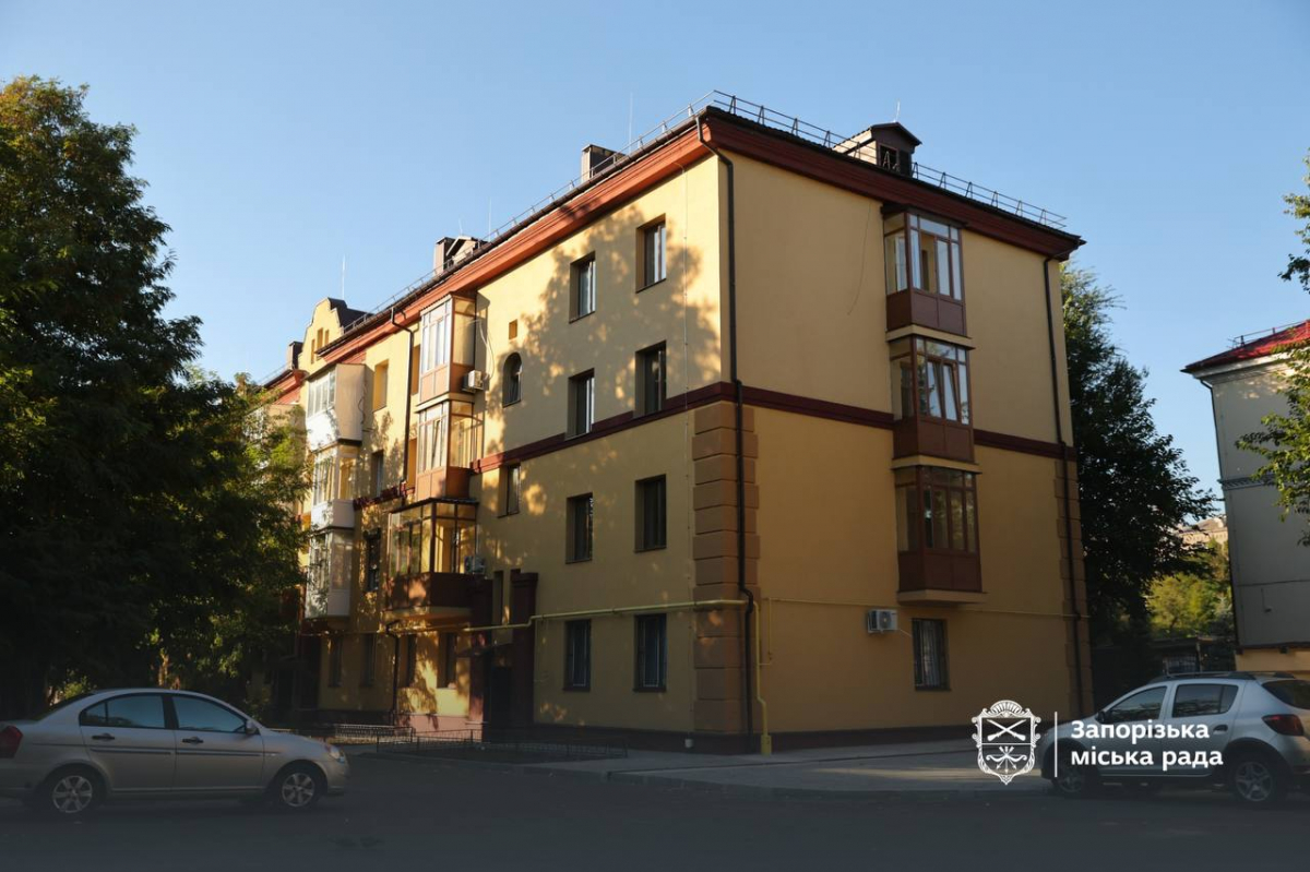 У Запоріжжі  на вулиці Сталеварів відновили будинок, зруйнований ворожим ударом у 2022 році