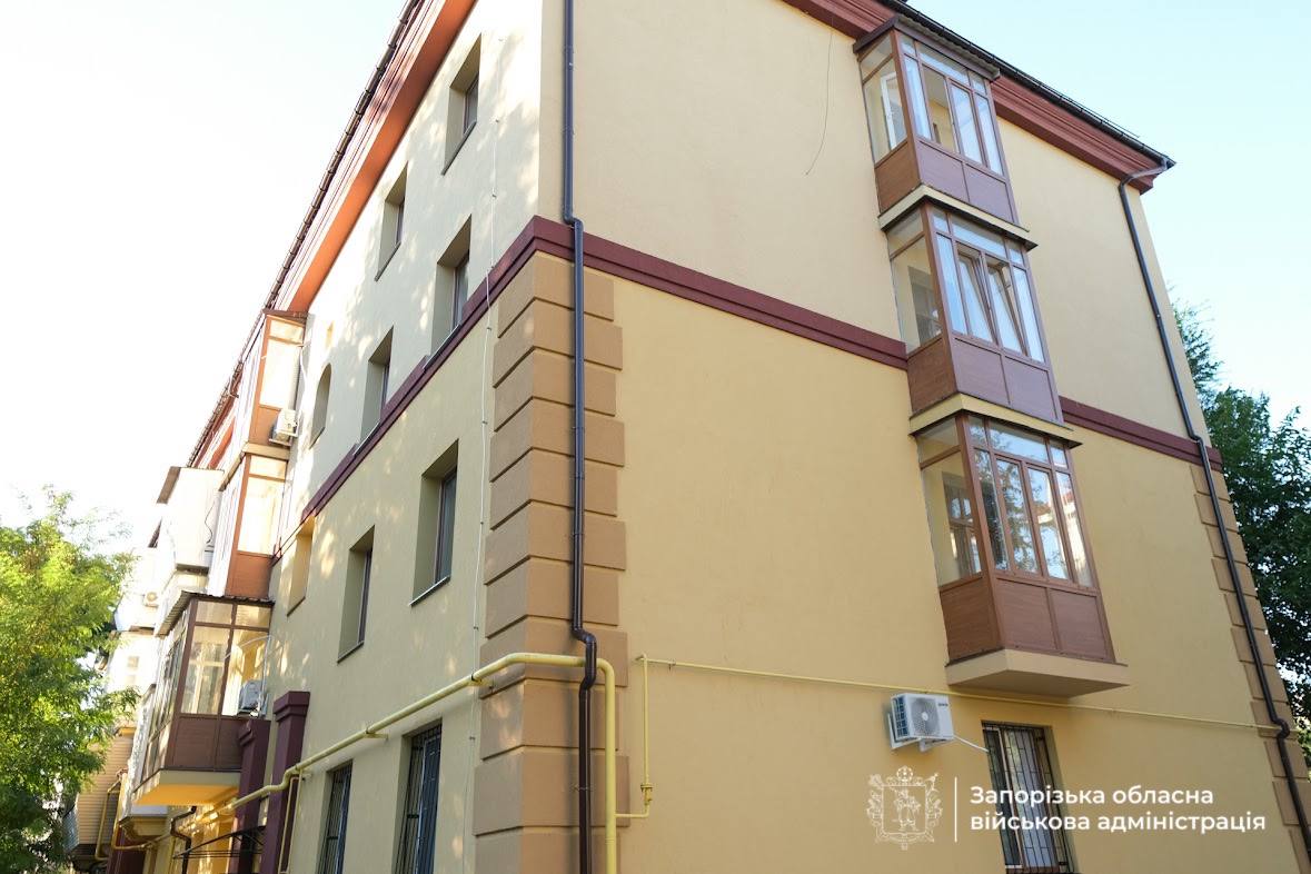 У Запоріжжі  на вулиці Сталеварів відновили будинок, зруйнований ворожим ударом у 2022 році