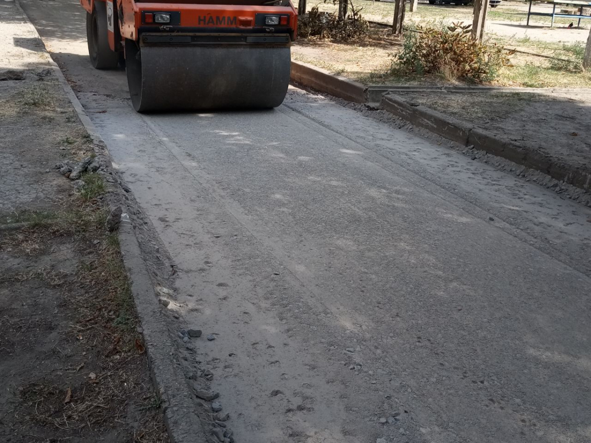 В одному з районів Запоріжжя асфальтують внутрішньоквартальну дорогу - чому такі ремонти у пріоритеті (фото)