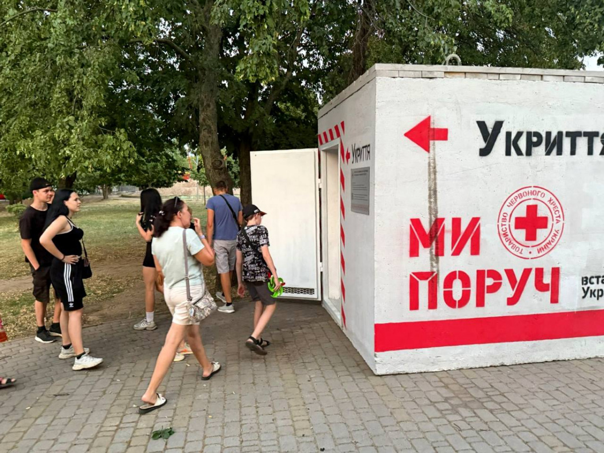 Вандали наробили шкоди в парку – у спальному районі Запоріжжя перекинули біотуалет біля укриття (фото)
