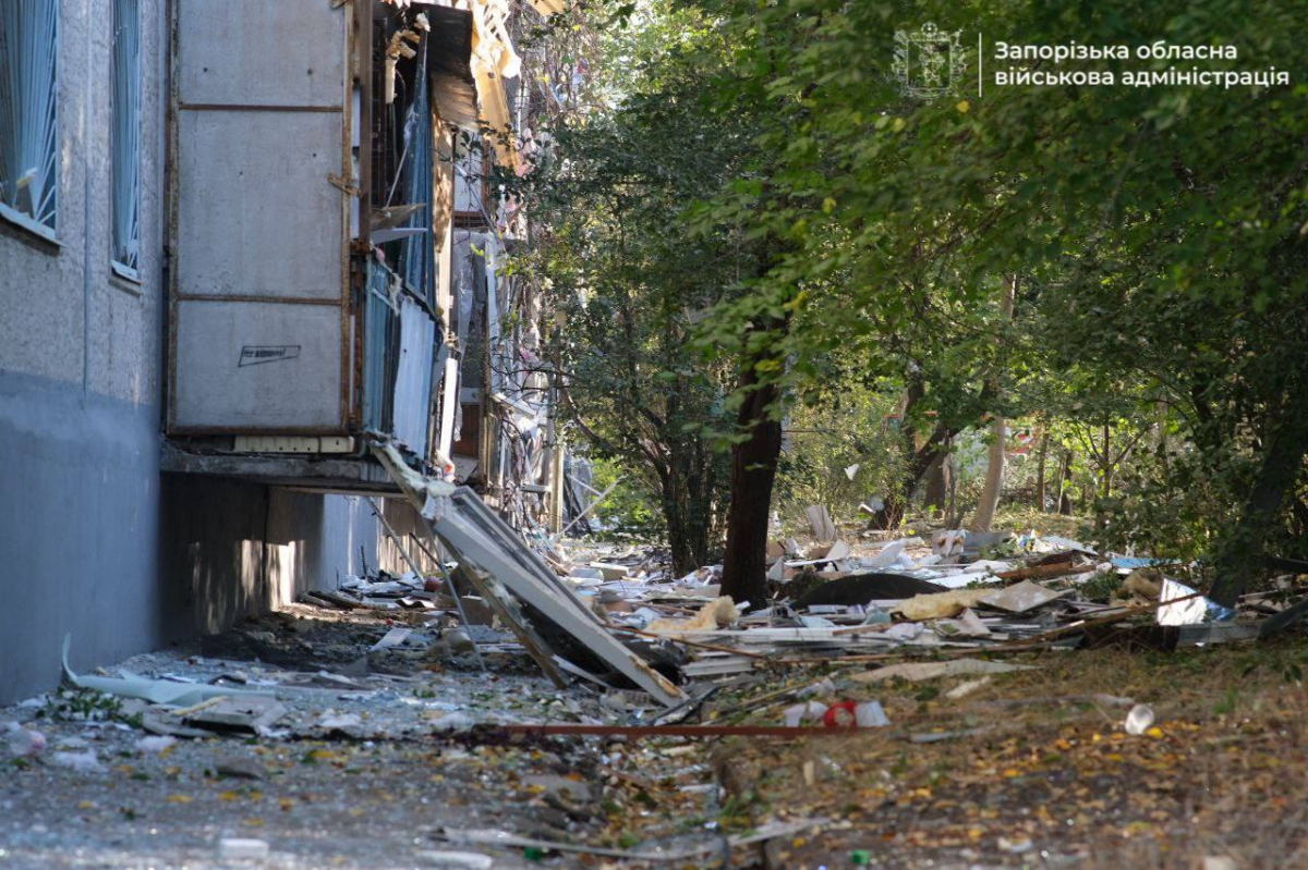 "Вогонь, уламки, скло" - очевидці про ракетний удар по Шевченківському району Запоріжжя (фото, відео)