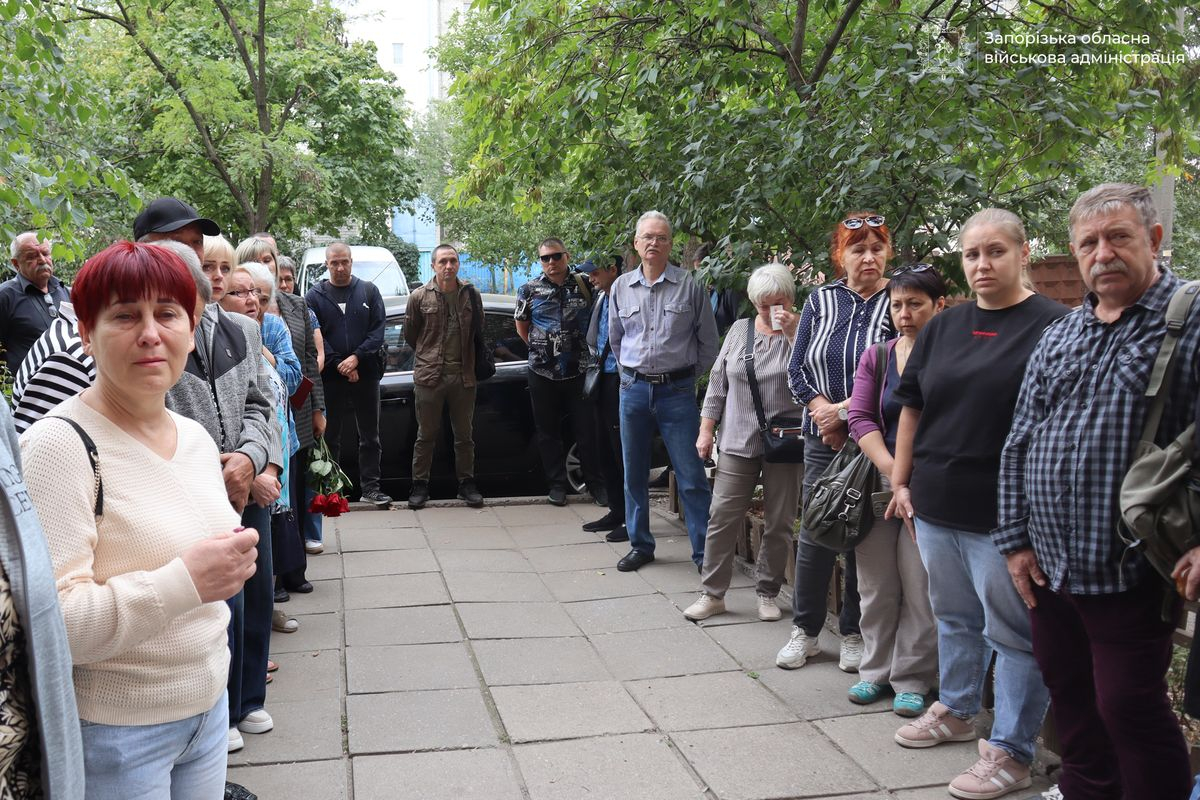 Загинув на Донеччині, рятуючи побратимів - на будинку в Запоріжжі встановили пам'ятну табличку на честь бойового медика (фото)